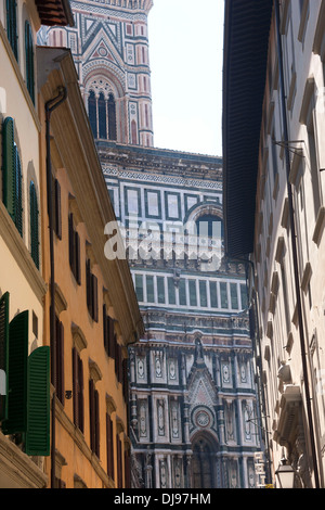 Il campanile, Cattedrale di Santa Maria del Fiore, il Duomo di Firenze, visto via dei Servi Firenze, Italia Foto Stock