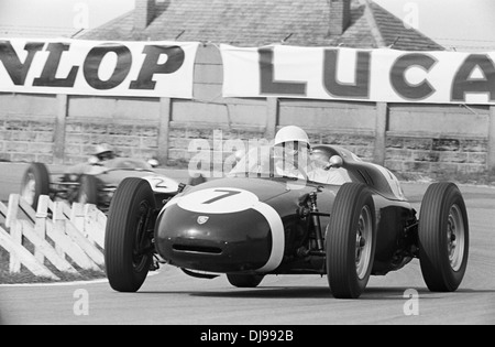 Stirling Moss in un team di Walker Porsche iscritte nella Formula 2 gara XV BARC 200. Moss ha vinto la gara. Eglinton, in Inghilterra il 30 aprile 1960. Foto Stock