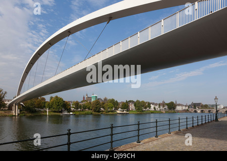Lo Hoge Brug, ponte pedonale e ciclabile che abbraccia la Mosa, Maastricht, Paesi Bassi Foto Stock