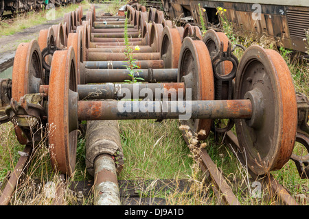 Vecchia ferrovia assali (treno ruote) per un carrello ferroviario, locomotore o altro materiale rotabile, Wolverhampton, Nottinghamshire, England, Regno Unito Foto Stock