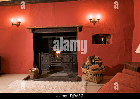 Vecchia gamma nel camino di casa per le vacanze, Wales, Regno Unito Foto Stock