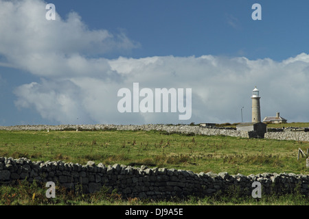 Il vecchio faro di luce, Lundy Island, Devon, Inghilterra. A 29 metri (96ft) alta fu costruito nel 1819 ma ha abbandonato nel 1897. Foto Stock