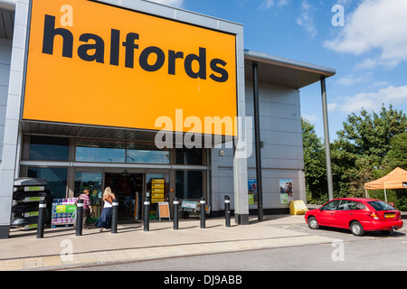 Esterno di Halfords UK rivenditore di componenti per auto in un retail park. Foto Stock