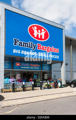 Entrata al negozio di bilancio "famiglia occasioni' Reading, Berkshire, Inghilterra, GB, UK. Foto Stock