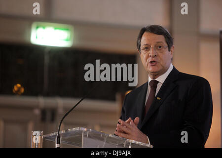 Nicosia, Cipro. 25 Nov, 2013. Nicos Anastasiades, Cipro il presidente parla durante il nono vertice di Cipro a Nicosia, Cipro, lunedì, nov. 25, 2013 Credit: Yiannis Kourtoglou/Alamy Live News Foto Stock