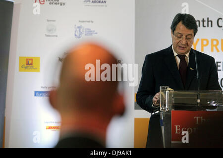 Nicosia, Cipro. 25 Nov, 2013. Nicos Anastasiades, Cipro il presidente parla durante il nono vertice di Cipro a Nicosia, Cipro, lunedì, nov. 25, 2013 Credit: Yiannis Kourtoglou/Alamy Live News Foto Stock