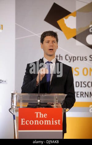 Nicosia, Cipro. 25 Nov, 2013. Maarten Verwey, Vice Direttore Generale per gli Affari Economici e Finanziari presso la Comunità Commissione, parla durante il nono vertice di Cipro a Nicosia, Cipro, lunedì, nov. 25, 2013 Credit: Yiannis Kourtoglou/Alamy Live News Foto Stock