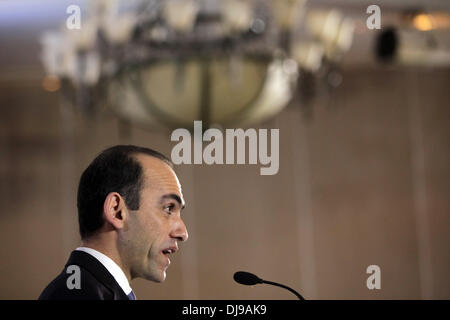 Nicosia, Cipro. 25 Nov, 2013. Haris Georgiades, Cipro il ministro delle finanze, parla durante il nono vertice di Cipro a Nicosia, Cipro, lunedì, nov. 25, 2013 Credit: Yiannis Kourtoglou/Alamy Live News Foto Stock