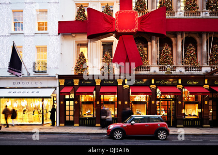 Red mini parcheggiata su Old Bond Street, Londra, Inghilterra, Regno Unito, Natale, Shopping, scena invernale, Foto Stock