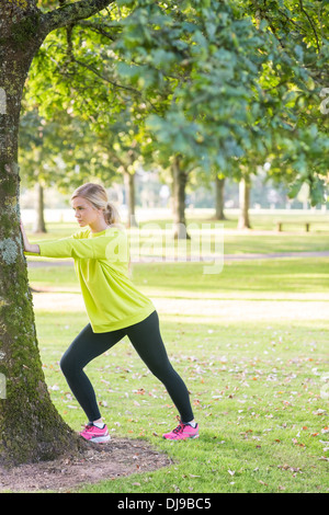 Montare la bella bionda stretching gambe Foto Stock