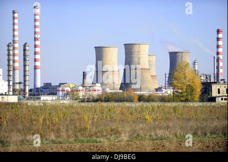 Vista industriale con un impianto petrolchimico e le sue torri di raffreddamento Foto Stock