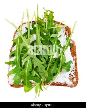 Sandwich di pane di segale, formaggio morbido e rucola fresca isolati su sfondo bianco Foto Stock