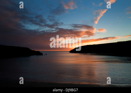 Sunset over Kilmurrin Cove nella costa di rame Geopark, nella contea di Waterford, Irlanda Foto Stock