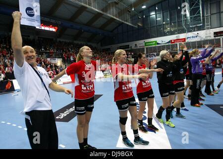 Nordhausen, Germania. 17 Nov, 2013. Coach Herbert Mueller (L) e i suoi giocatori di della Turingia HC allegria dopo la loro vittoria in campo femminile pallamano Champions League match di gruppo contro Hypo Niederösterreich (34:25) a Nordhausen, Germania, 17 novembre 2013. È la prima volta che la HC è tra gli otto migliori squadre di club d'Europa. Foto: Mario Gentzel/dpa/Alamy Live News Foto Stock