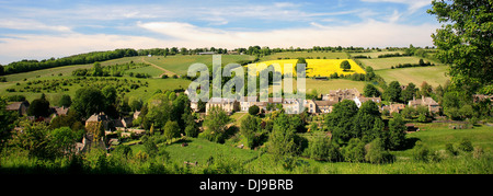 Vista del paesaggio costruito in pietra Cottages incastonato nel Fiume Windrush valle, Naunton village, Gloucestershire, Cotswolds, Inghilterra Foto Stock
