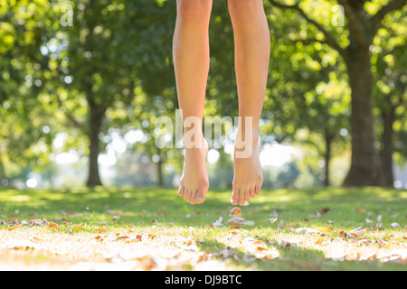 Chiusura del piede femminile del salto in aria in alto Foto Stock