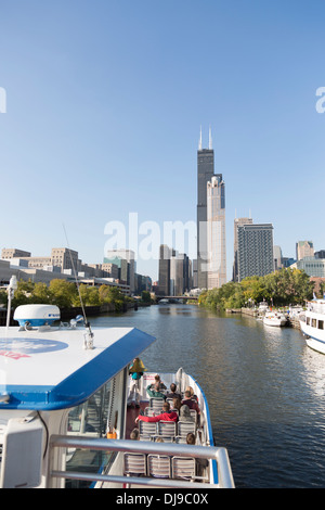 Stati Uniti d'America, Illinois, Chicago, ramo meridionale del fiume Chicago che mostra la Willis Tower. Foto Stock