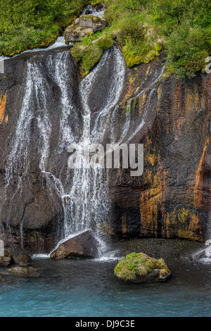 Hraunfossar cascata che scorre nel fiume Hvita, Borgarfjordur, Islanda Foto Stock