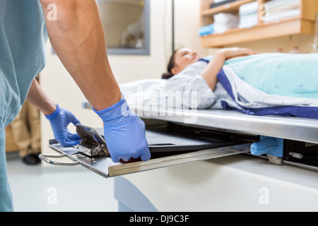 Preparazione di infermiere per Xray nella sala esame Foto Stock