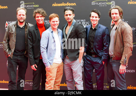 Smudo, Frolian Prokop, Daniel Wilken, Karim Guenes, Marc Dumitru, Bert Tischendorf presso il tedesco premiere del 'Dcome Haus Anubis - Pfad der 7 Suenden' Kino in der Kulturbrauerei movie theater. Berlino, Germania - 15.04.2012 Foto Stock