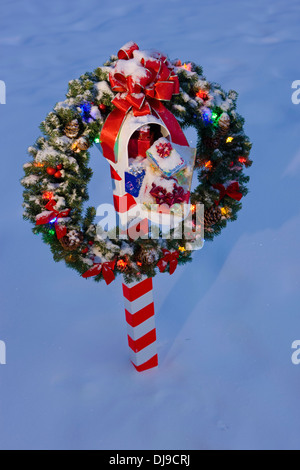 Mailbox decorato per il Natale, con corona e Candy Cane Striped Post in inverno vicino a Fairbanks Alaska Foto Stock