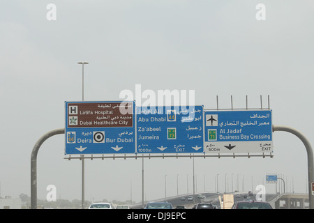 Dubai il traffico stradale segno Foto Stock