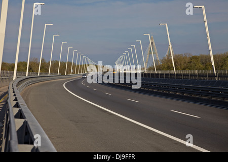 Autostrada su un ponte con poco traffico Foto Stock