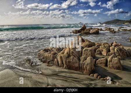 Rocce sulla spiaggia che si affaccia Les Iles Sanguinaires nei pressi di Ajaccio in Corsica Foto Stock