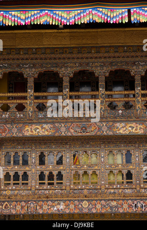 Il Bhutan, Phobjika, Gangte Goemba Tsechu sala da preghiera, dettagli architettonici di legno verniciato Foto Stock