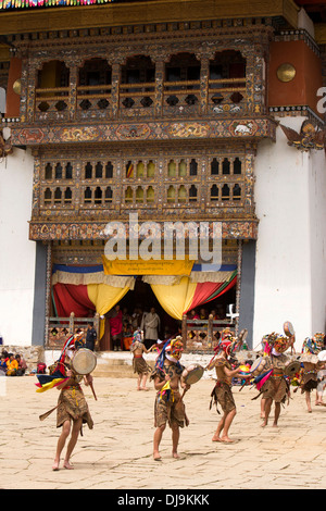 Il Bhutan, Phobjika, Gangte Goemba Tsechu, festival ballerino in cortile prima di preghiera Hall Foto Stock