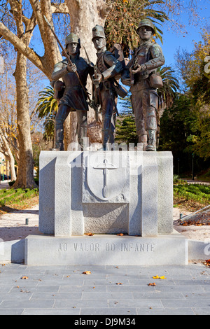 Monumento a la fanteria dell'esercito portoghese a Mafra, Portogallo Foto Stock