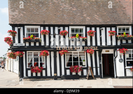 YE Old Red Horse, casa pubblica in stile Tudor decorata con fiori rossi Evesham Foto Stock