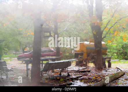 Giorno di pioggia. Gocce di pioggia sulla finestra Foto Stock