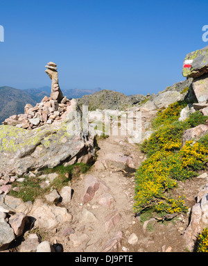 Rosso e contrassegno bianco sul sentiero gr 20 in Corsica Foto Stock