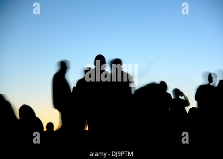 Silhouette di gente sul monte Nemrut in attesa sunrise Foto Stock