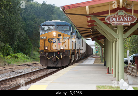 CSX treno merci alaggio boxcars a DeLand Florida USA Foto Stock