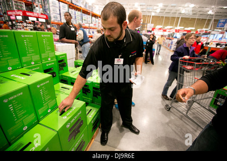 Di fronte alla folla COSTCO nuovo store per usufruire del prezzo ridotto sulla nuova XBox uno Foto Stock