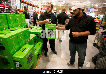 Di fronte alla folla COSTCO nuovo store per usufruire del prezzo ridotto sulla nuova XBox uno Foto Stock