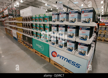 COSTCO club magazzino completamente rifornito con merce venduta alla rinfusa a nuovo negozio aperto in Cedar Park, Texas Foto Stock