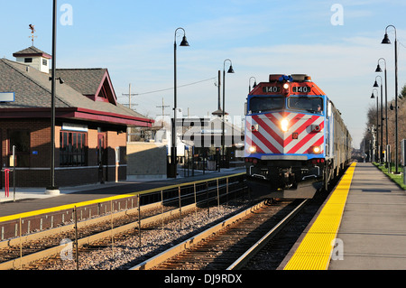 Treno in arrivo al Suburban commuter train station. Foto Stock