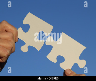 Pezzi di puzzle, sfondo blu Foto Stock