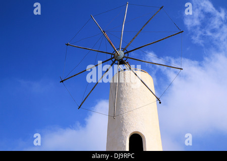 Mulino a vento tradizionale nell'altopiano di Lassithi, Creta, Grecia Foto Stock