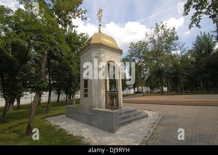 La Cappella della Santissima Trinità in piazza nei pressi del monastero Spaso-Andronikov a Mosca, Russia Foto Stock