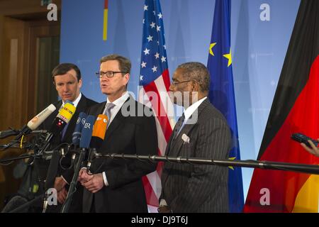 Berlino, Germania. 25 Nov, 2013. Il Ministro degli esteri Guido Westerwelle accoglie la delegazione dalla U.S. Il senatore Chris Murphy e dal congressista Gregorio Meeks per un accordo bilaterale di parlando di spionaggio in terra tedesca e discutere di altre questioni, a Berlino, il 25 novembre 2013.Foto: Goncalo Silva/Nurphoto. © Goncalo Silva/NurPhoto/ZUMAPRESS.com/Alamy Live News Foto Stock