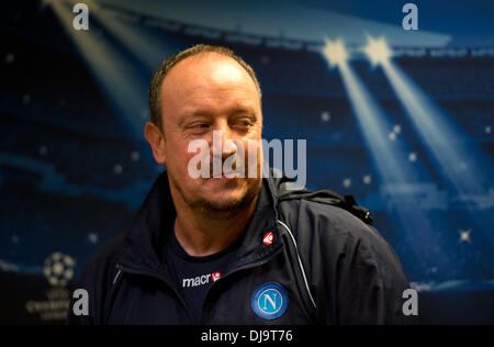 Dortmund, Germania. 25 Nov, 2013. Napoli il capo allenatore Rafael Benitez tiene una conferenza stampa a Dortmund, Germania, 25 novembre 2013. Il Borussia Dortmund dovrà affrontare la SSc Napoli in Champions League del 26 novembre 2013. Foto: BERND THISSEN/dpa/Alamy Live News Foto Stock