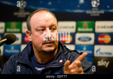 Dortmund, Germania. 25 Nov, 2013. Napoli il capo allenatore Rafael Benitez tiene una conferenza stampa a Dortmund, Germania, 25 novembre 2013. Il Borussia Dortmund dovrà affrontare la SSc Napoli in Champions League del 26 novembre 2013. Foto: BERND THISSEN/dpa/Alamy Live News Foto Stock