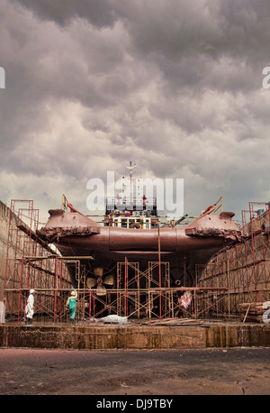 Nave al molo asciutto durante l'ispezione Foto Stock