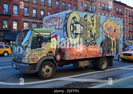 Un carrello con dipinto graffiti parcheggiato su First Avenue nell'East Village di New York City Foto Stock