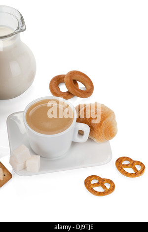 Prima colazione francese (caffè, latte, a forma di anello bagel) isolato su sfondo bianco Foto Stock