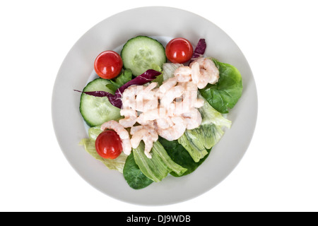 Fresco e salutare i gamberi o gamberetti misti Insalata estiva isolato sfondo bianco con nessun popolo e un tracciato di ritaglio Foto Stock